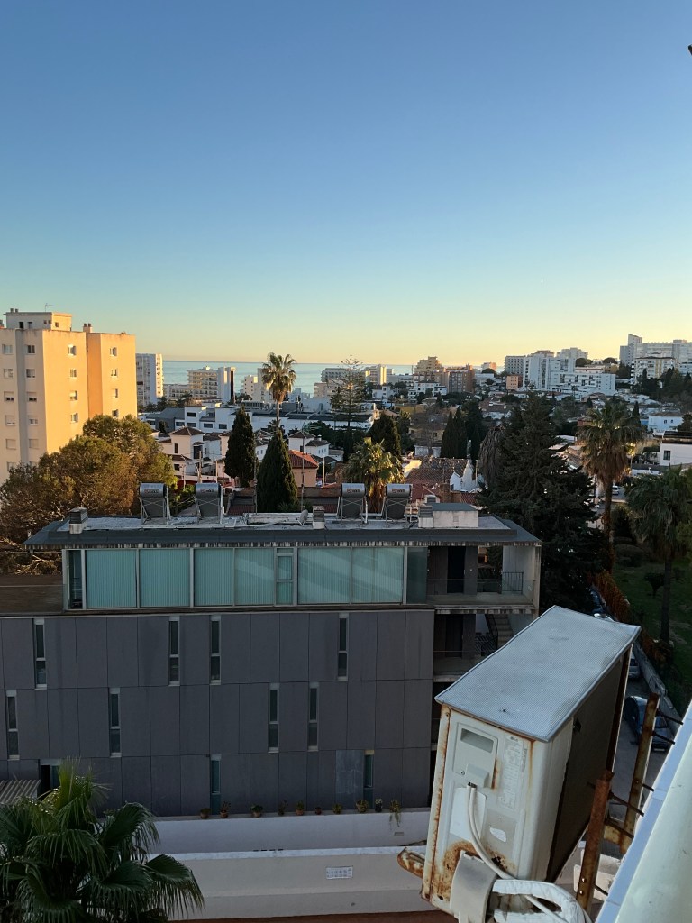 Sjöglimt från balkongen i Benalmádena. Mer vanligt liv här.